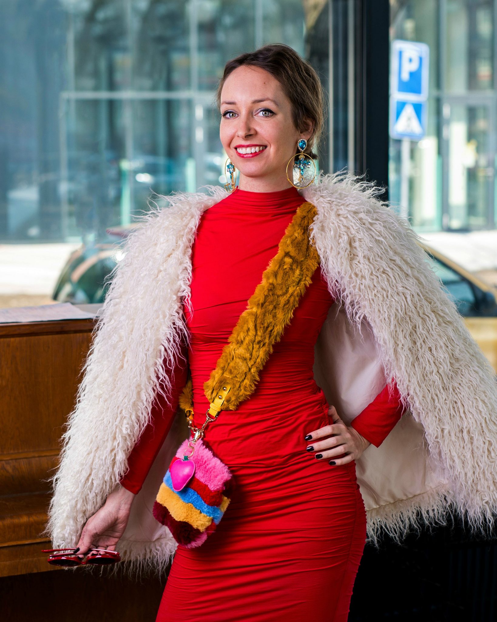 modna blogerka-umely kozuch-cervene saty-puzdrove-farebna kabelka-nausnice-sugarbird-elisha fox